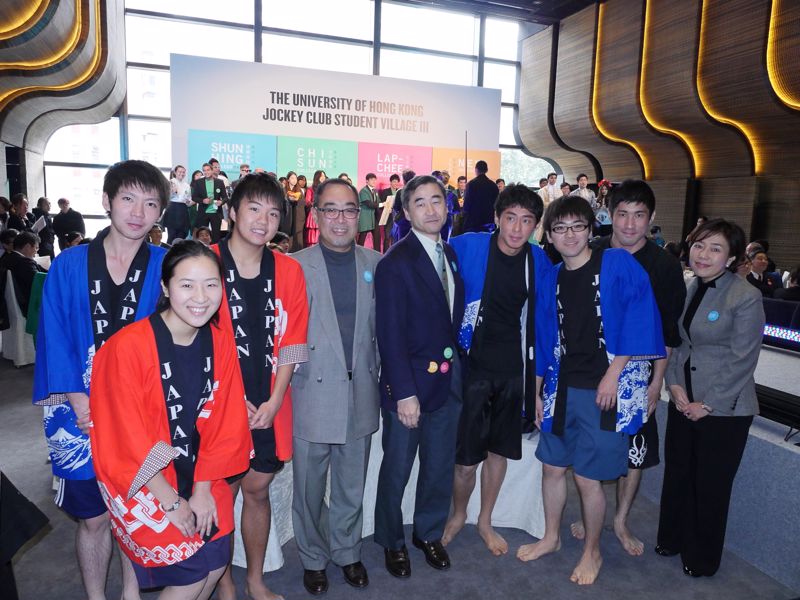 The Japanese students of the Shun Hing College shared their university lives with Mr Hitoshi Noda, Consul-General of Japan in Hong Kong (5th from left), Mr David Mong, Chairman of Shun Hing Group (4th from left) and Dr Yoshiko Nakano, Associate Dean of Faculty of Arts (1st from right).